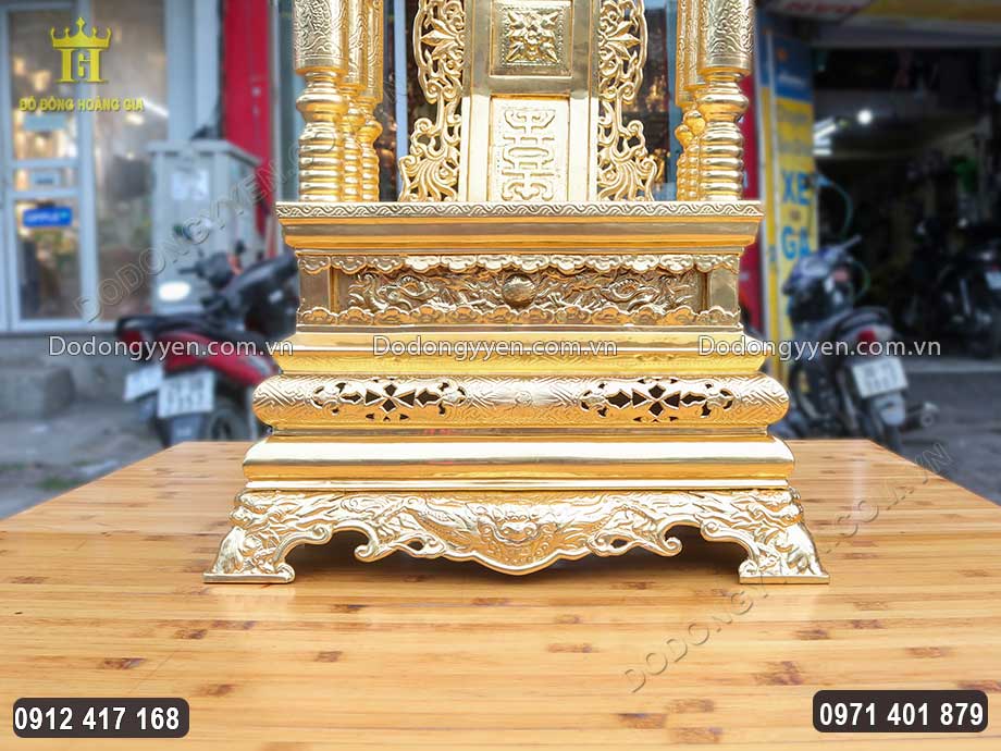 Phần dưới bệ ngai thờ được trạm hổ ph&ugrave; tinh xảo, sinh động